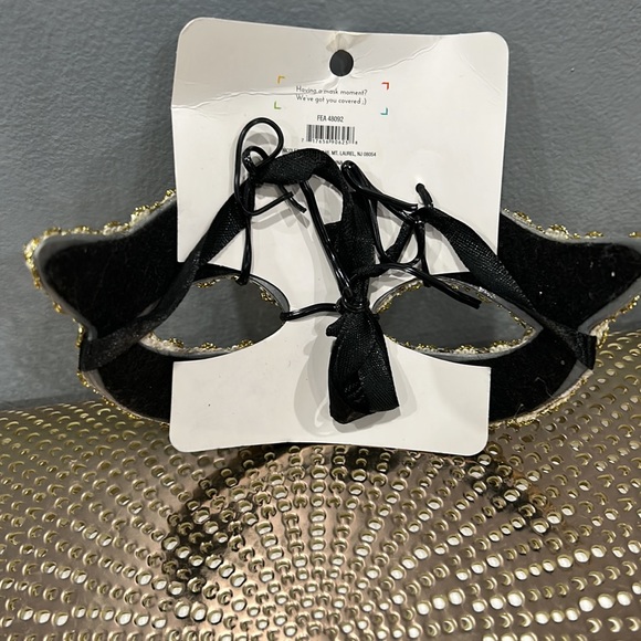 Golden lace sparkle face mask. NWT - Picture 3 of 3